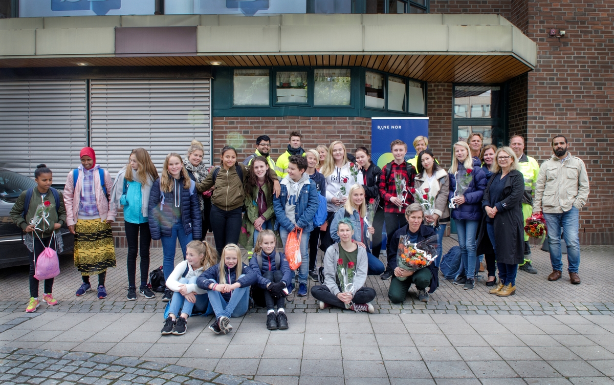 Moi og Salamah skapte et temporært kunstprosjekt sammen med elever i en valgfagsklasse på Ski ungdomsskole. Gjennom de neste ukene skal de se på fargene i byen og landskapet. Kunstnerne ønsket å invitere en gruppe elever til å undersøke Ski gjennom farger. Målet er at de vil se sin hjemby med nye øyne og at vi sammen kan skape nye fortellinger om Ski. Moi inviterte også kunstnar og forfattar Geir Yttervik til å undervise elevane i Josef Albers’ fargelære.