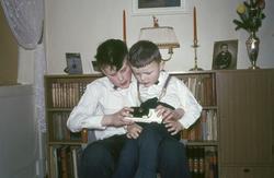 Dag og Rune Nilsen, 1961. Sannsynligvis jul (jfr. julenisse 