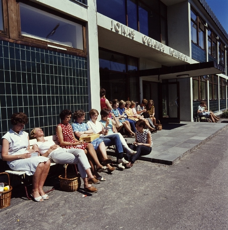 Syerske tar pause i solen foran inngangen til konfeksjonsfabrikken til Jonas Øglænd AS på Sandnes