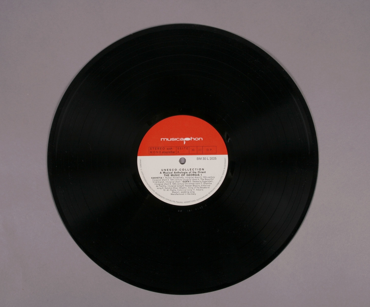 Grammofonplate i svart vinyl og plateomslag i papp. Plateomslaget kan foldes ut, og inneholder et hefte som beskriver både georgisk historie og musikk, samt flere fotografier. Plata ligger i en papirlomme med plastvindu.