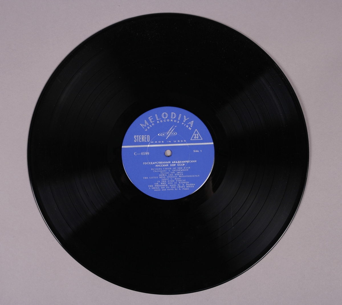 Grammofonplate i svart vinyl liggende i en plastlomme.