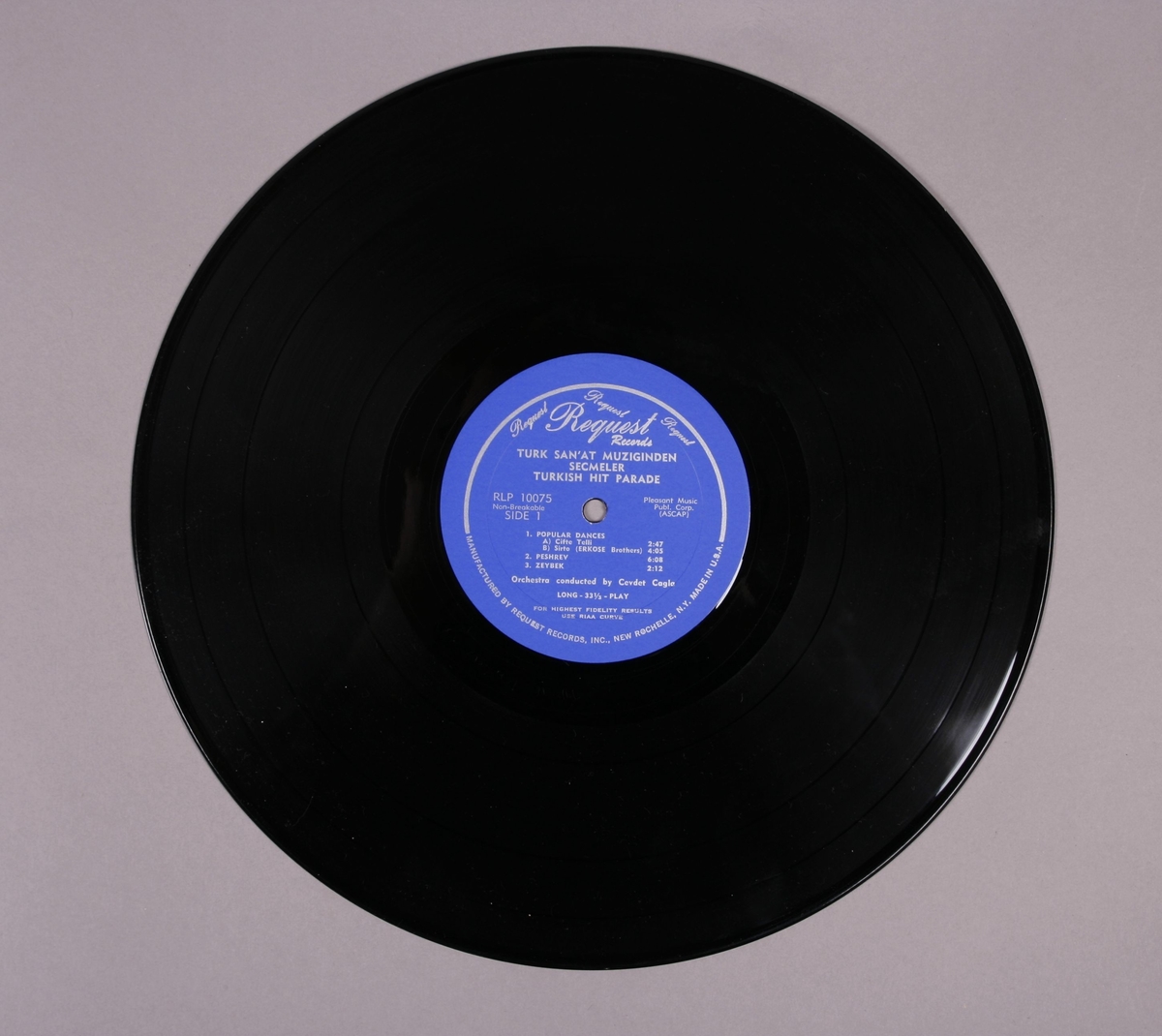 Grammofonplate i svart vinyl. Plata ligger i en uoriginal papirlomme med plastfôr stemplet "Angel Records". Ligger også med et A4-ark med beskrivelse av platen som har påskrift (se bilde).
