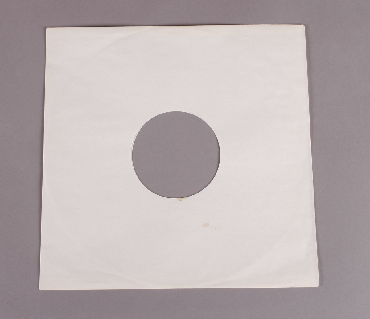 Grammofonplate i svart vinyl med plateomslag av papp. Platen ligger i en papirlomme. Ligger også ved et stiftet hefte (se bilde).