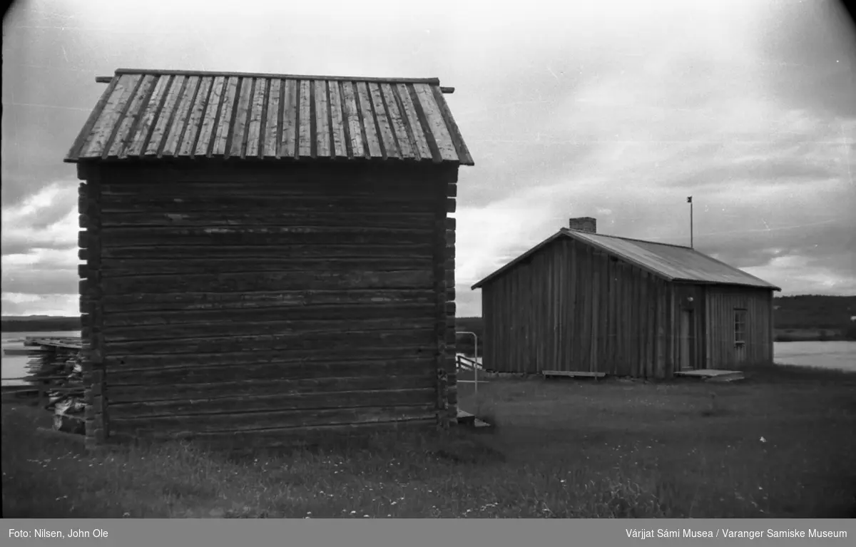 Uthus og Laestadii Pörte (Læstadius' røykstue) i Karesuando, Sverige. Elva i bakgrunnen. 16. juli 1967.