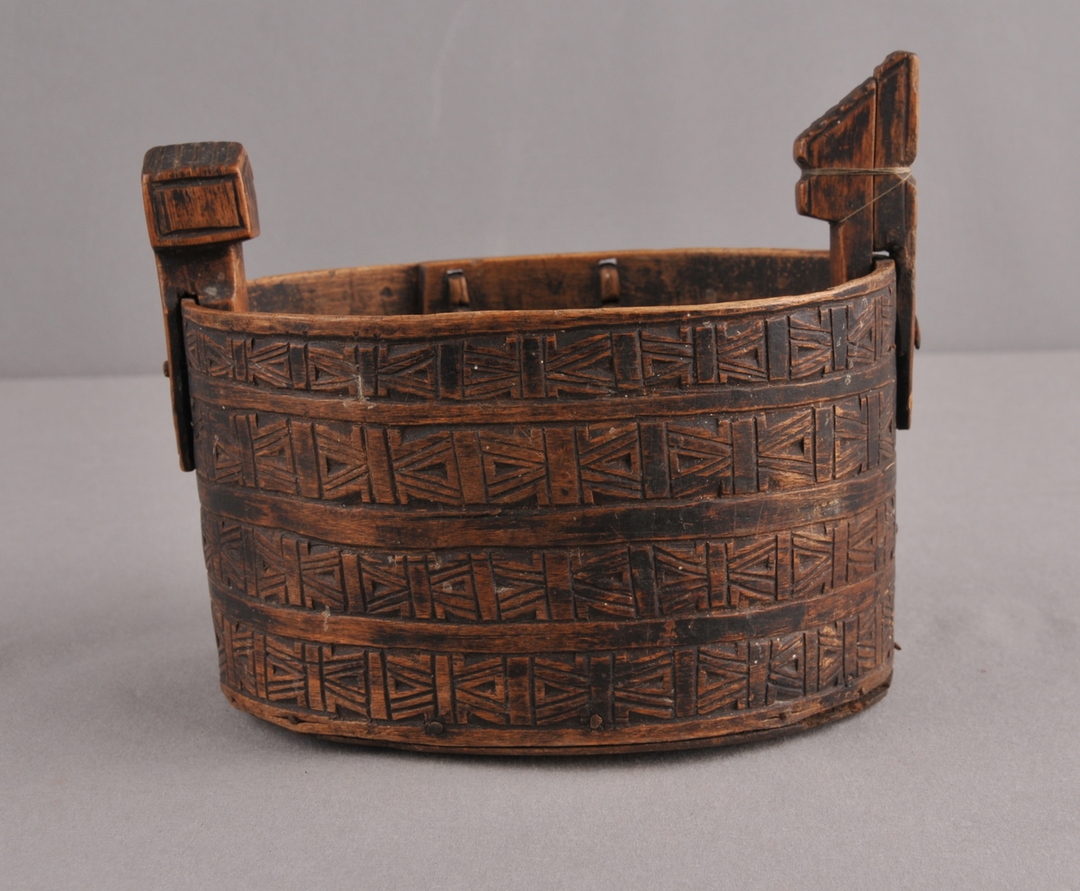 STOLPER OG TREKANTER I MØNSTER