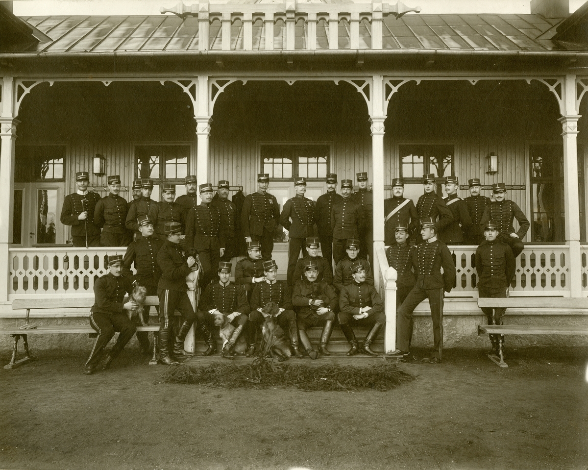 Grupporträtt av officerare vid Subalternskjutskolan i Skillingaryd 1900.