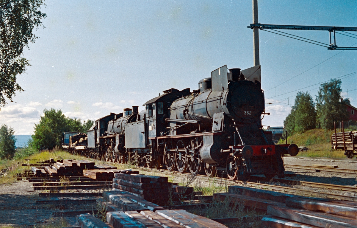 Damplokomotiv type 30b nr. 362 og type 26c nr. 412 hensatt for opphugging på Hamar.