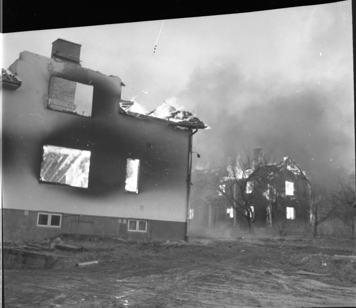 Brinnande byggnader i Björkenäs, februari 1964.