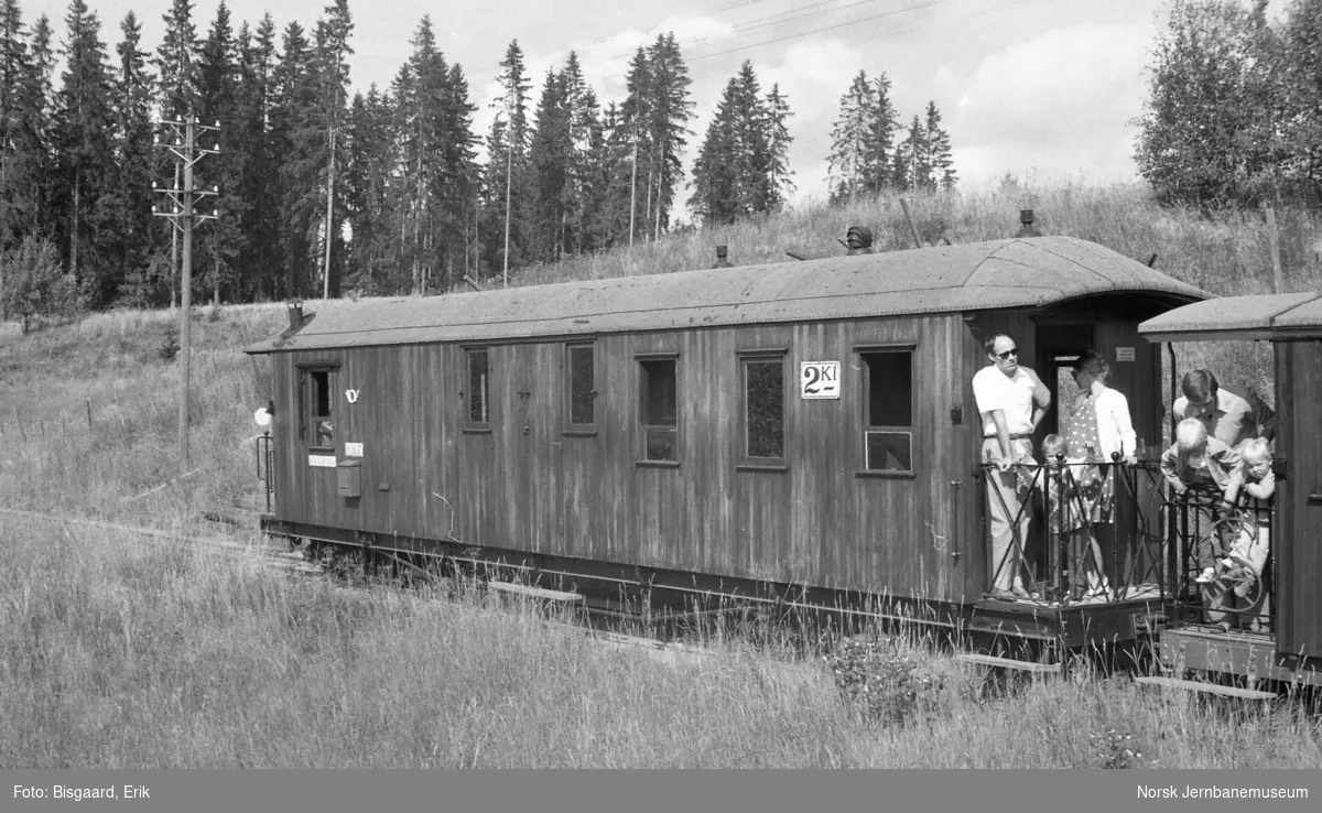 Personvogn litra BFo nr. 5 med reisende på Urskog-Hølandsbanen