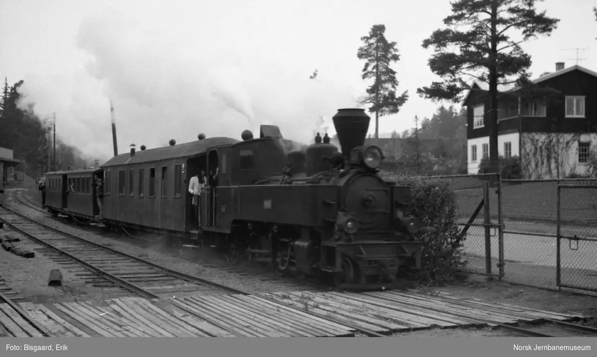 Damplokomotivet "Prydz" med Tertitt-toget på Jernbanemuseet