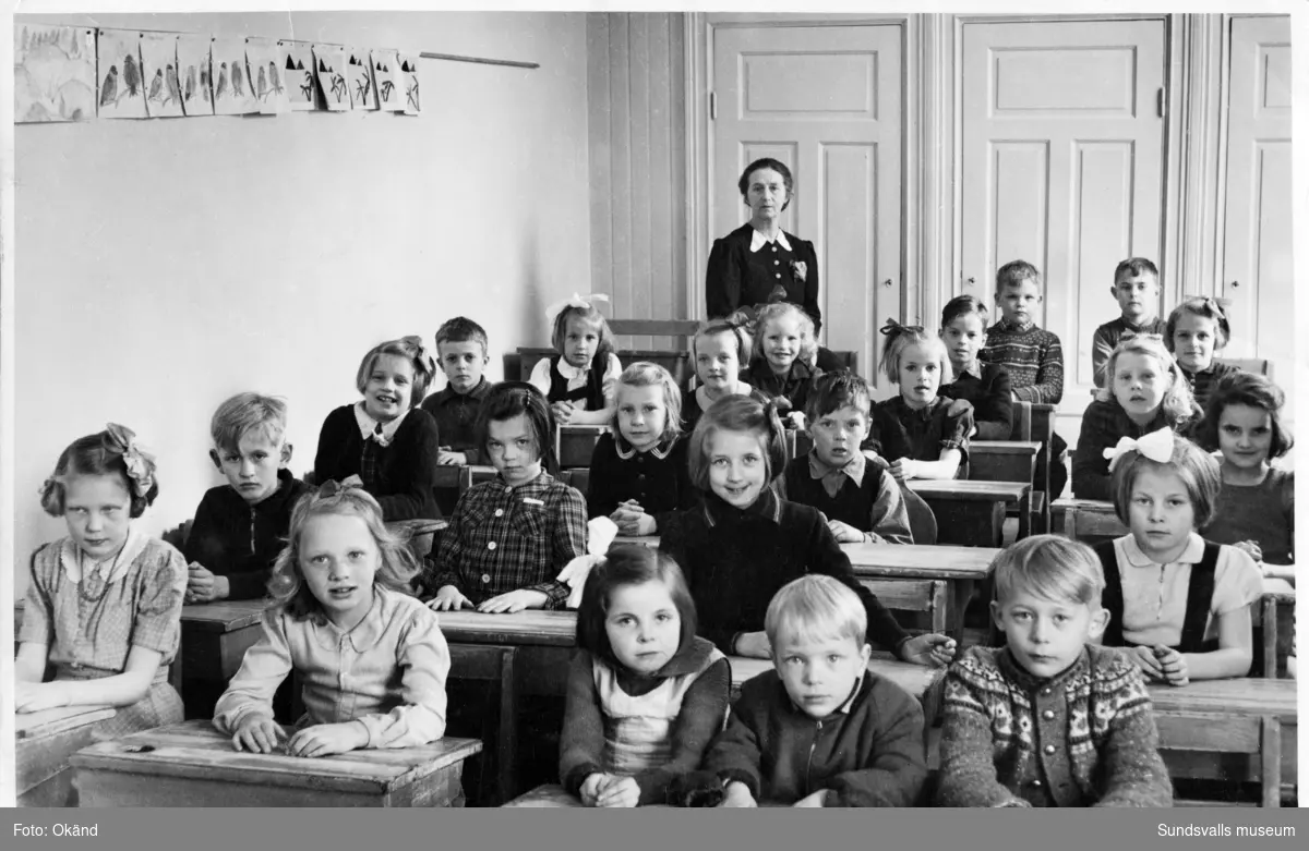 Första klass i Gustav Adolf-skolan hösten 1942. Fröken Hagelin står ...