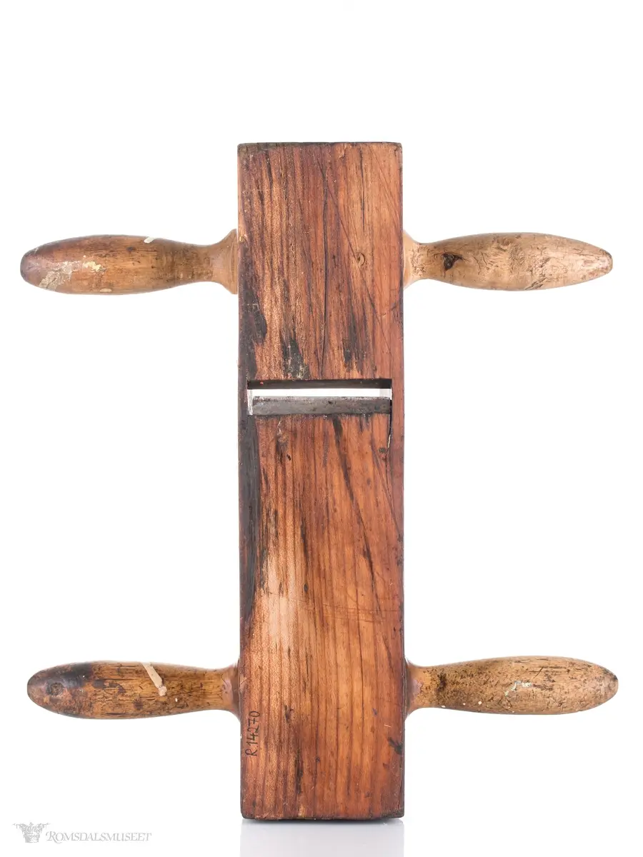 Oksehøvel i tre med rektangulær høvelstokk. Sponhus på toppen med høveljern med klaff og kile. Knekt av tre slått inn i bakkant.