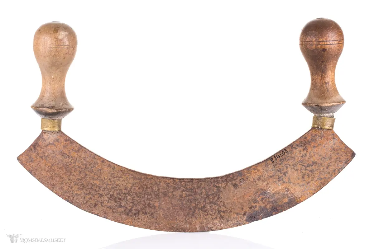 Bueformet kniv med to dreide håndtak. Brukt til å finhakke kjøtt, fisk, poteter, før kjøttkverna ble vanlig. Hakkekniven ble helst brukt å hakke med oppe i et trau, trolig derav bueformen.