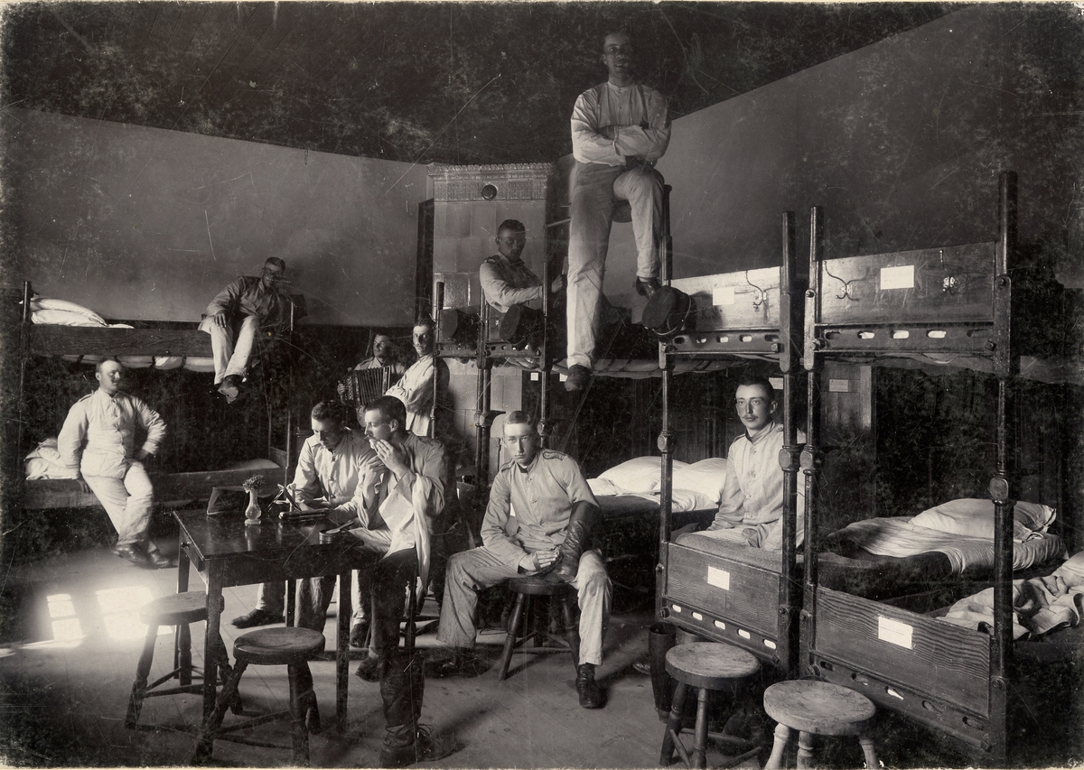 Volontärer i ledig klädsel i logement 1890-tal. Krigsskolan Karlberg.