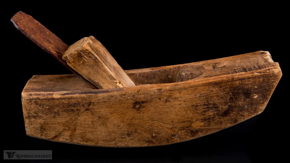 I forlengelse av sponhuset er det skåret ned i treet en halvsirkelform med et lite kors på toppen som minner om toppen på et kongelig rikseple.