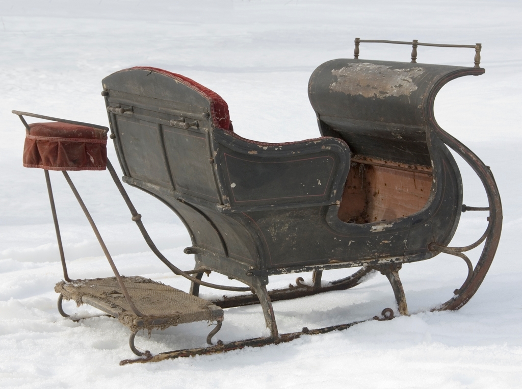 Slede for én hest til persontransport. Ett hovedsete  med svungen/utkraget fasong for to personer. Hundsvott (sete) bak.