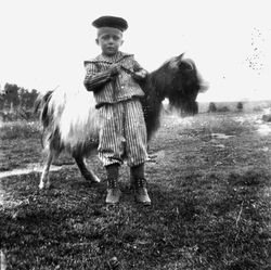 Liten gutt med geit Olav Solgard