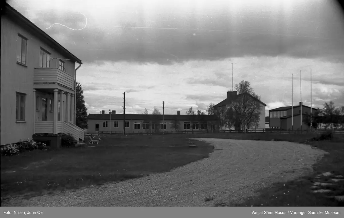 Flere større bygninger, kan være en offentlig institusjon. Sannsynligvis i Skibotnområdet. 17. juli 1967.