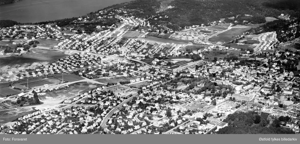 Flyfotografi av Sarpsborg by ca. 1962-63. Forsvarets flyskvadron på Rygge.