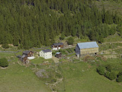 Øyer, Nord-Tretten. Lysbakken gård. Driftbygning til høyre, 