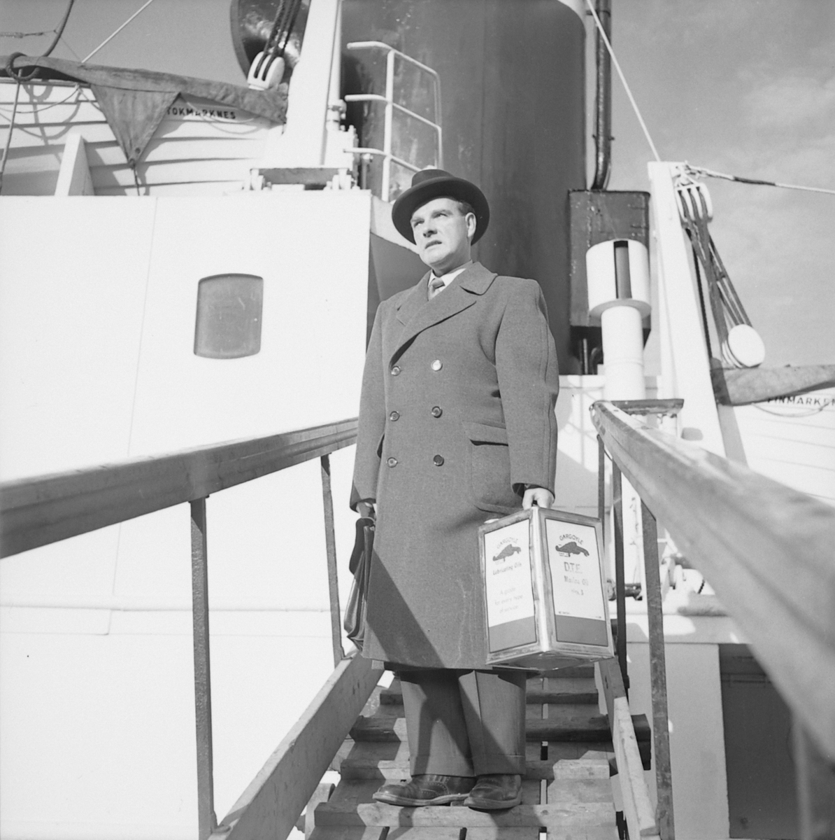 Reklamebilder fra Hurtigruta og fra Turistgaragen bensinstasjon