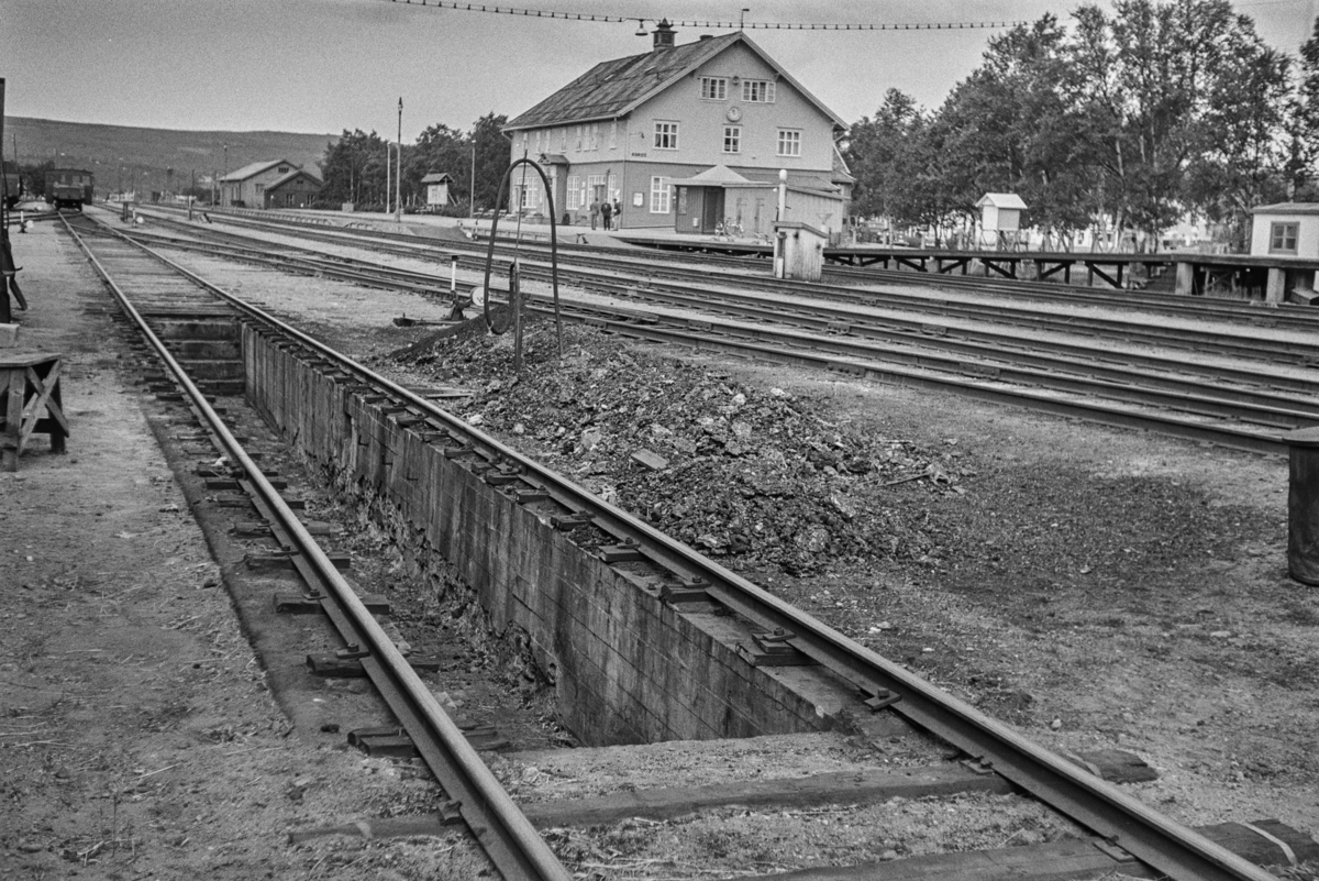 Smøre- og slaggegraven utenfor lokomotivstallen på Røros stasjon.
