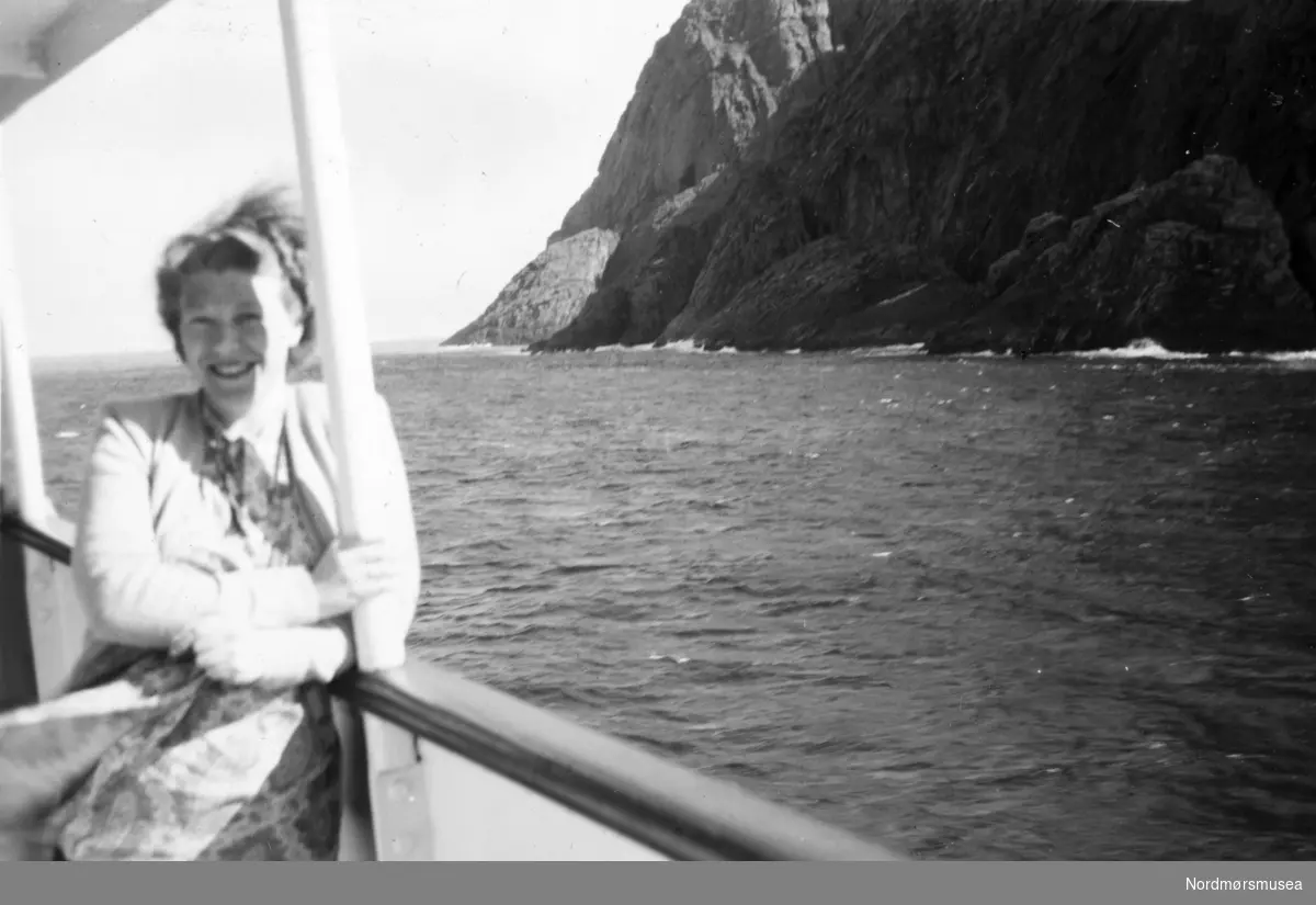 jente på båt, bilferge? Bildet inngår i en samling fra Rigmor Leren. Fra Nordmøre museums fotosamlinger.