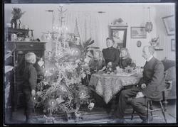 Foto tatt med selvutløser av julefeiring i stua på Hollender