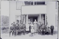 Familie foran hovedinngangen på gården Sletta i Såner, 1910-