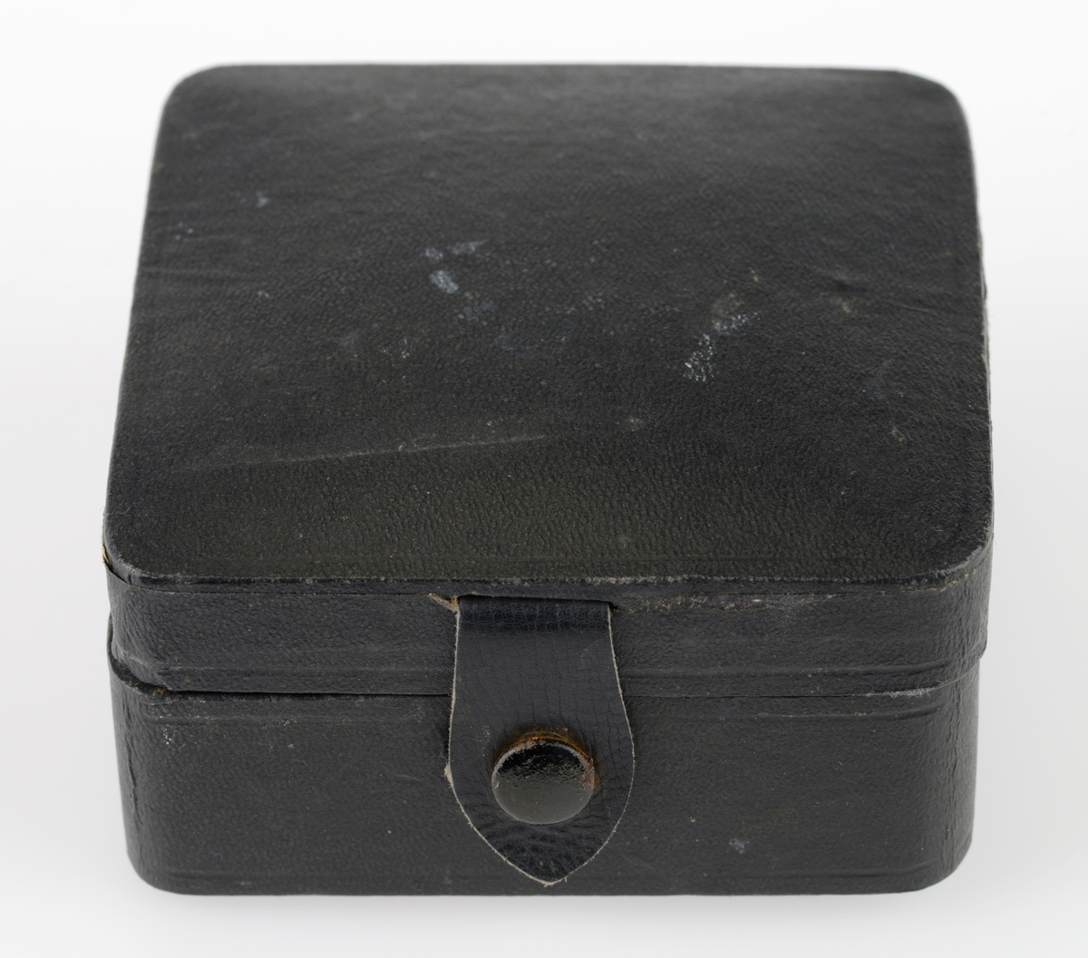 Roterende slipere i tre med sveiv. Ligger i en svart plast eske med lilla stoff på innsiden med bruksanvisning.