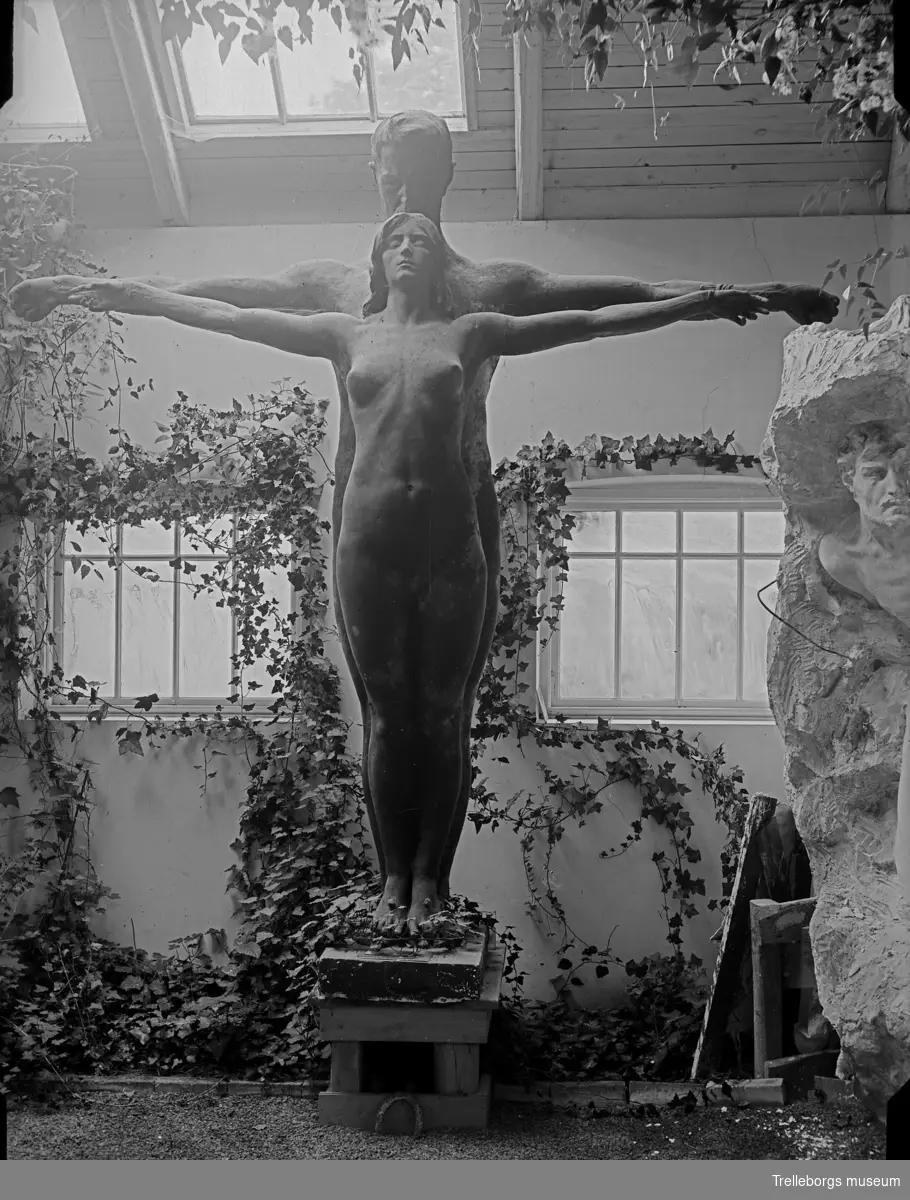 Axel Ebbe, skulptur i gips, Martyrium Humanum, står uppställd i Axel Ebbes ateljé och hem Villa Klythia.