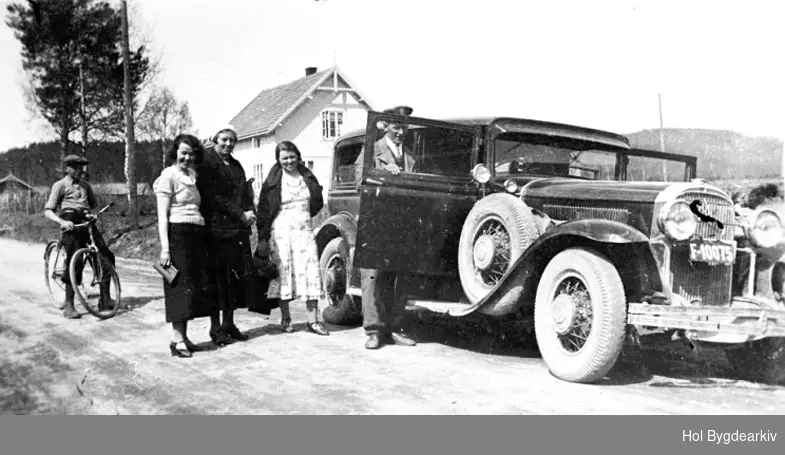 GruppeU5, biltur med en Buick 1930-31: kvinner3, gut, mann, sjåfør,