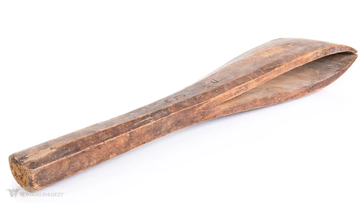 Laskeklype av et stykke tre med en treskrue som strammemekanisme. Brukt av skomakere for å holde fast skolær som skulle syes sammen.