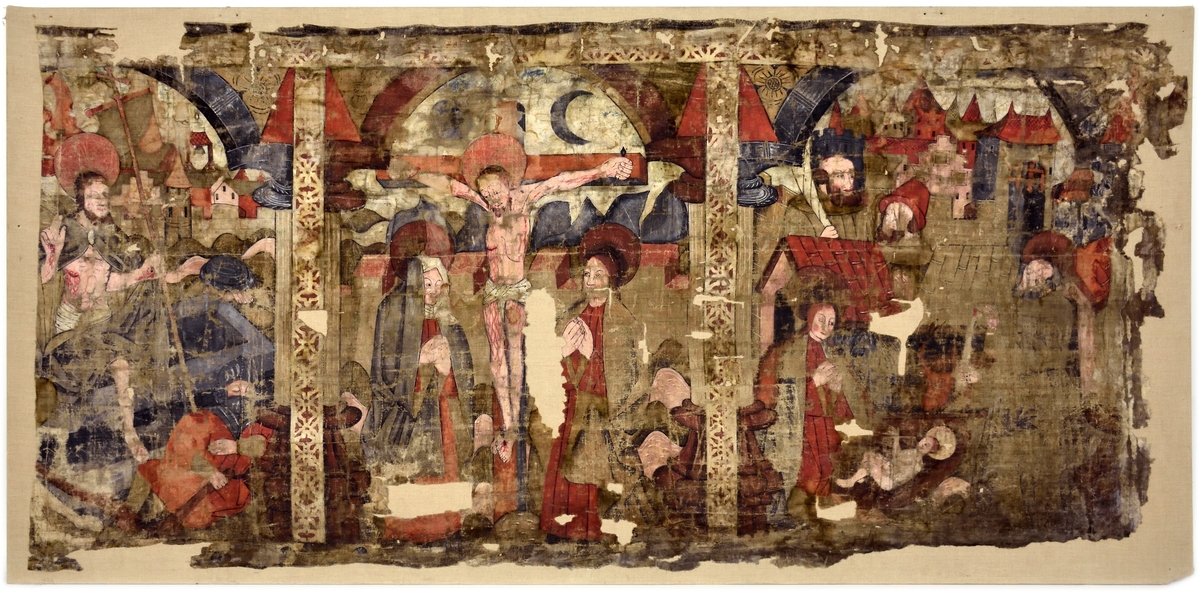 Tre scener ur passionshistorien inramade med arkadbågar och skilda med kolonner. Från höger: Herdanas tillbedjan, Kristus på korset och Uppståndelsen.