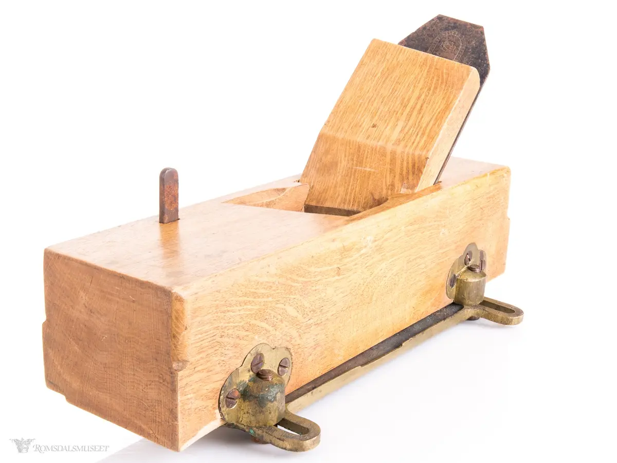 Samme utformingen som en regulerbar falshøvel, men mangler anlegg for å markere høyde. Messinanglegg for regulering av bredde. Rektangulær høvelstokk med skråstilt sponhus, jern og kile. Kjeften står skrått på sålen. Foran Høveljernet er det festet et stillbart rissejern eller forskjær for å få en rett falskant.