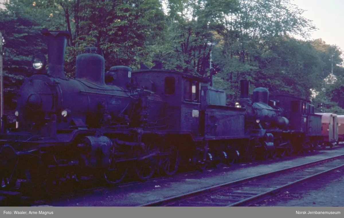 Damplokomotivene type 21c nr. 375 og 18c nr. 226 på Arendal stasjon