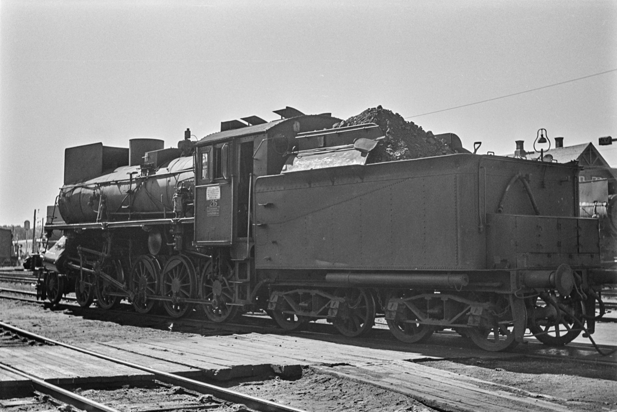 Damplokomotiv type 26a nr. 216 ved lokomotivstallen på Hamar.