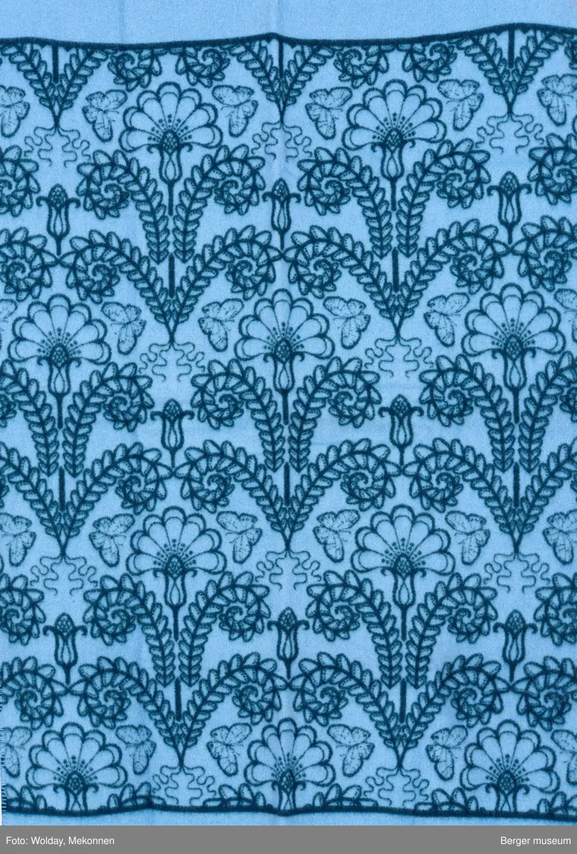 Blomster, sommerfugler, stilker og blader. Omriss