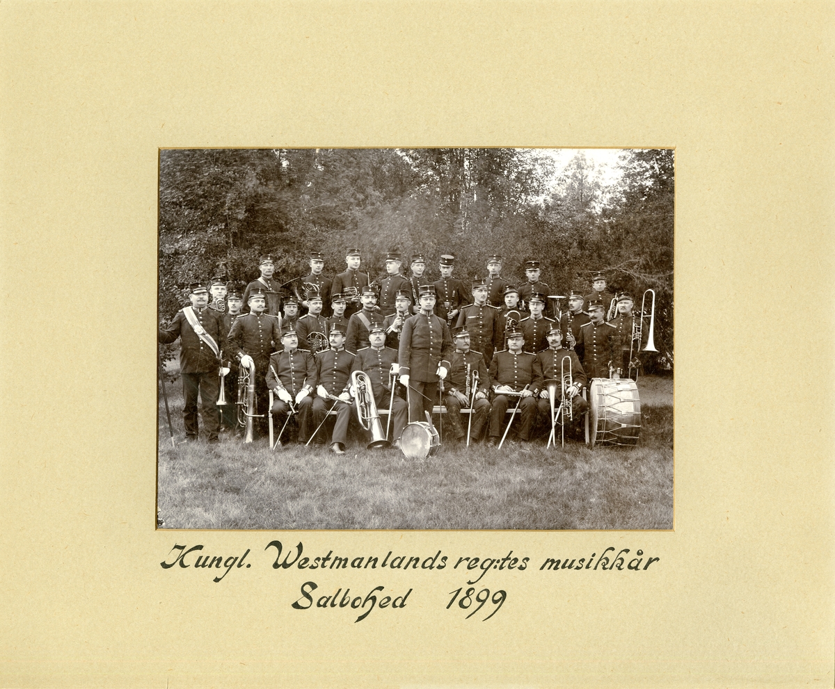 Grupporträtt av Västmanlands regementes musikkår på Salbohed 1899.
