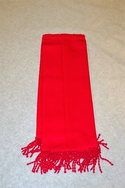 Jakke (a): blå polyester med for av blå kunstsilke. Rød krage og slag. 3 blanke knapper. Lyremotiv. Epauletter på skuldrene: rød, flettet silkesnor med blank knapp. Rød silkesnor rundt høyre skulder. Påsydde merker: norsk flagg, Mjøsegnenes krets, Gjøvik; Vindingstad skolekorps med logo
Bukse (b): blå polyester, røde render i sidesømmene. Nylon glidelås i gylfen. 1 blå plastknapp
Magebelte (c), rødt, blankt kunstfiberstoff, foret med rød bomull. 3 folder midt på. Lukkes med borrelås. 75 l, 12 b
Pyntesløyfe (d), samme tøy som beltet. Røde frynser i nedkant. Kan festes med borrelås til belte.  41 l, 12 b.