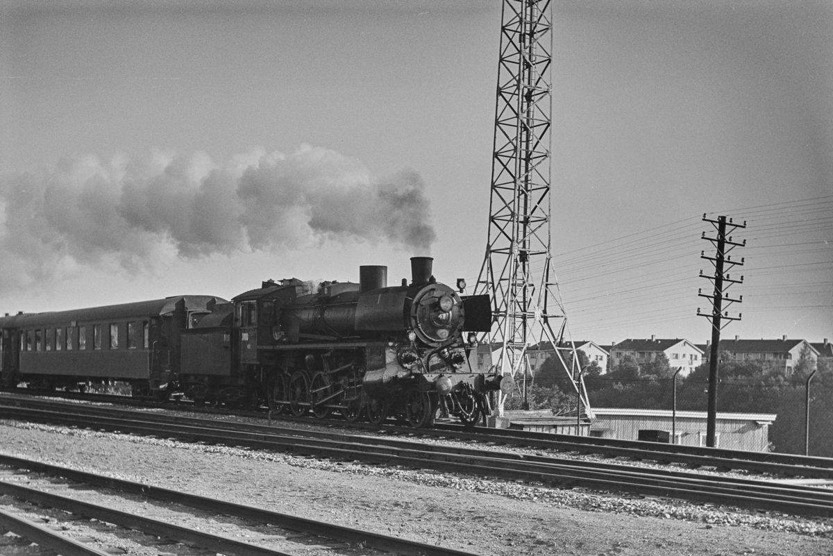 Dagtoget fra Oslo Ø til Trondheim over Røros, tog 301, ved Stavne, like syd for Trondheim. Toget trekkes av damplokomotiv type 26c nr. 411.