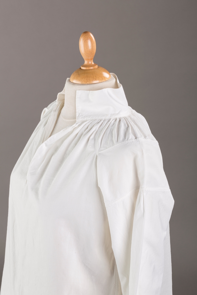 Skjorte sydd av hvit bomull, samme snitt som skjorta til Romerike festdrakt.