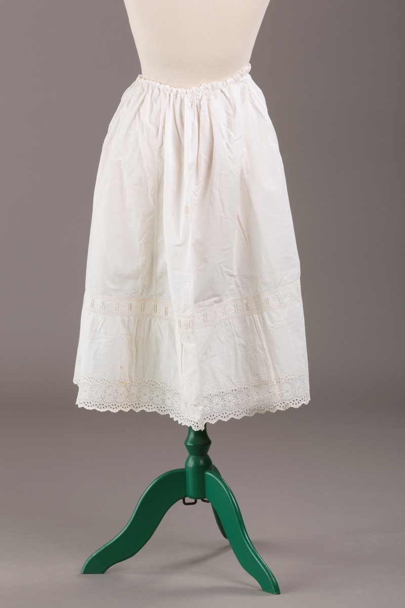 Form: Sydd sammen av seks høyder av ulik bredde og skjæring, blondekant, hullsøm, strikk i livet,