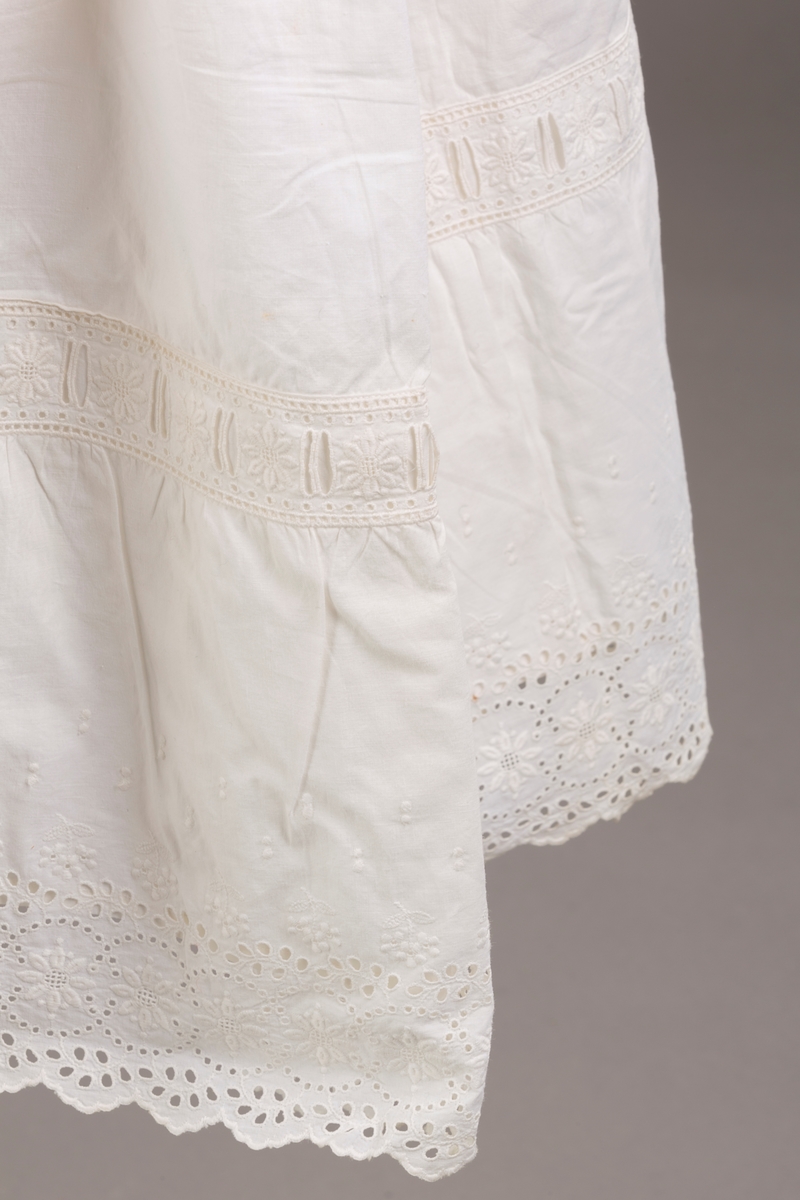 Form: Sydd sammen av seks høyder av ulik bredde og skjæring, blondekant, hullsøm, strikk i livet,