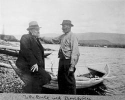 Jacob Breda Bull i hyggelig passiar med mann, ved Storsjøen.