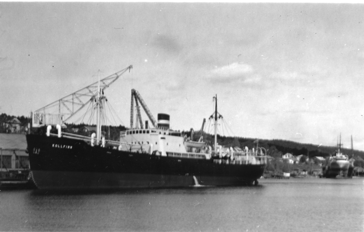 Byggenr. 32 v. LMV: Kollfinn.
Båten passerer Figgeskjær på vei nordover.
Foto nr. 3-4: Under bygging
Foto nr. 4: 17. mai 1951.
Foto nr. 5: Ved kai ved verftet.
Foto nr. 6: Kollfinn i sjøen.