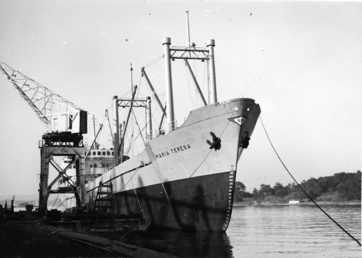 Byggenr. 42 v. LMV: Maria Teresa.
Kvinna som døper båten (med blomsterbukett) er "miss Angela Butts".