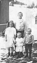 Søskenflokk. Hemigarden, Grimsbu. Martin født 1904,  Klara f