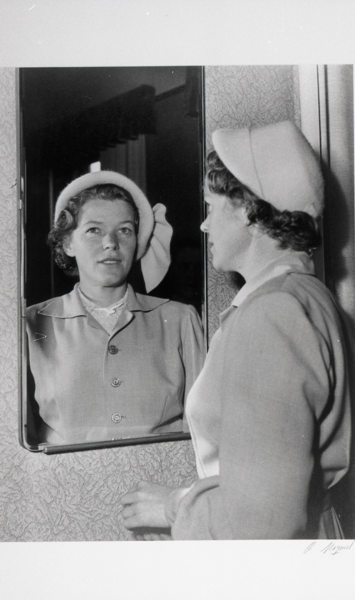 "Spegel, spegel på väggen där". Från utställningen "Falköping i bild" 1952.