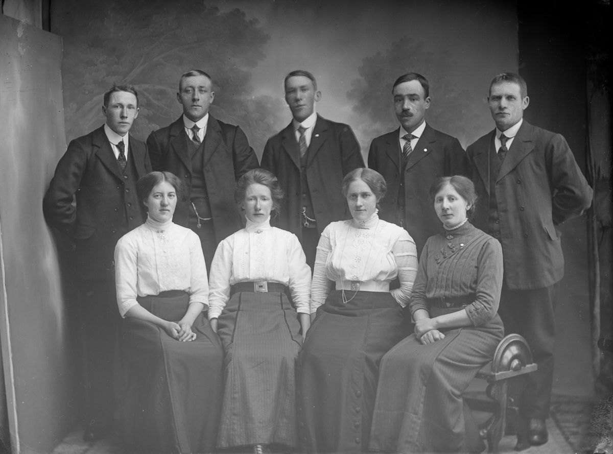 Haugaløkkens gruppe, 23.02.1914, fem voksne gutter og fire voksne jenter